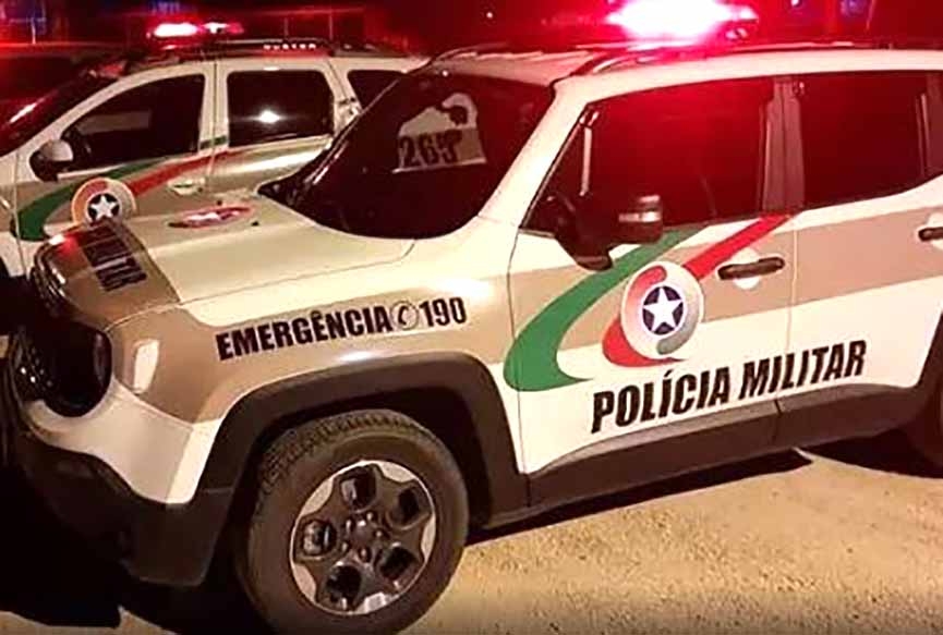 Traficantes fogem pulando cercas e PM apreende crack e materiais do trfico em Ilhota