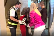Idosa que estava h 10 dias trancada com cadver do filho  resgatada em Balnerio Cambori