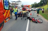 Jovem fica inconsciente em acidente entre caminhonete, caminho e moto em Blumenau