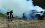 Carro fica completamente destrudo aps ser atingido por incndio em Ilhota