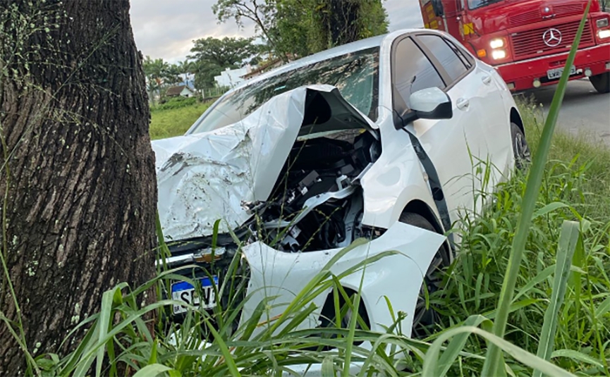 Motorista colide carro contra rvore na Jorge Lacerda, em Ilhota
