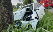 Motorista colide carro contra rvore na Jorge Lacerda, em Ilhota