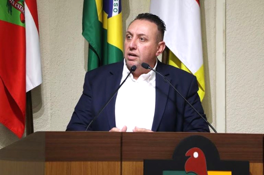 Cmara de Gaspar doa veculo adaptado para cadeirantes para secretaria de Sade e Fundao de Esportes