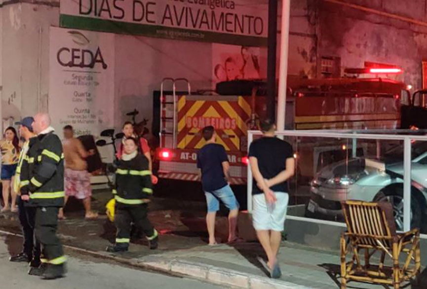 Incndio criminoso atinge galpo e carro que era restaurado em Gaspar