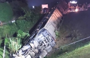 Caminho-cegonha colide contra carros e homem morre na BR-470, em Blumenau