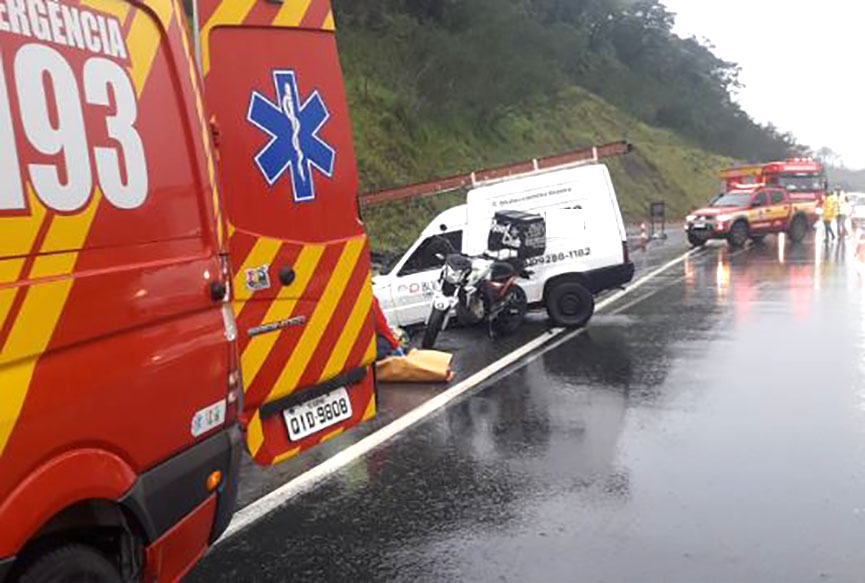 Motociclista  levado ao hospital aps acidente na BR-470, em Gaspar
