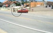Cmera grava momento em que ciclista  atropelado na Jorge Lacerda, em Ilhota