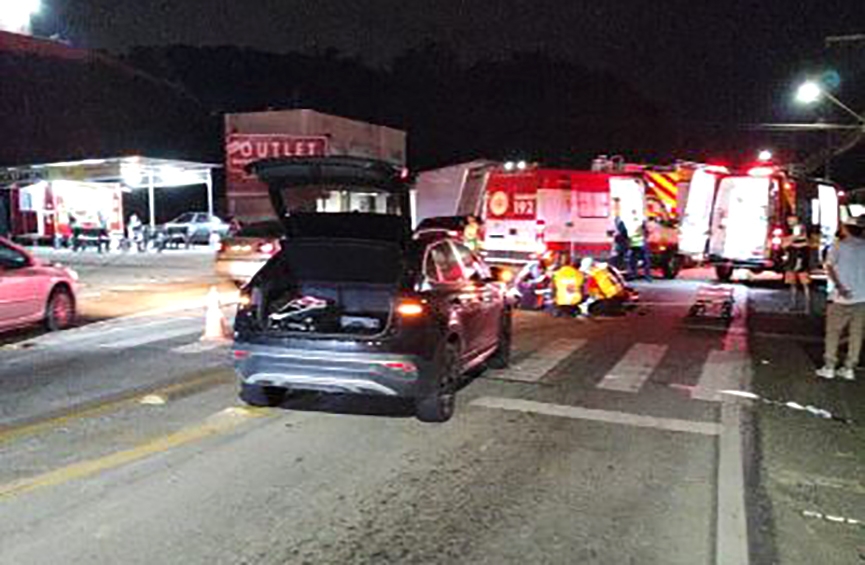 Me e filho so hospitalizados aps acidente de moto no Figueira, em Gaspar 