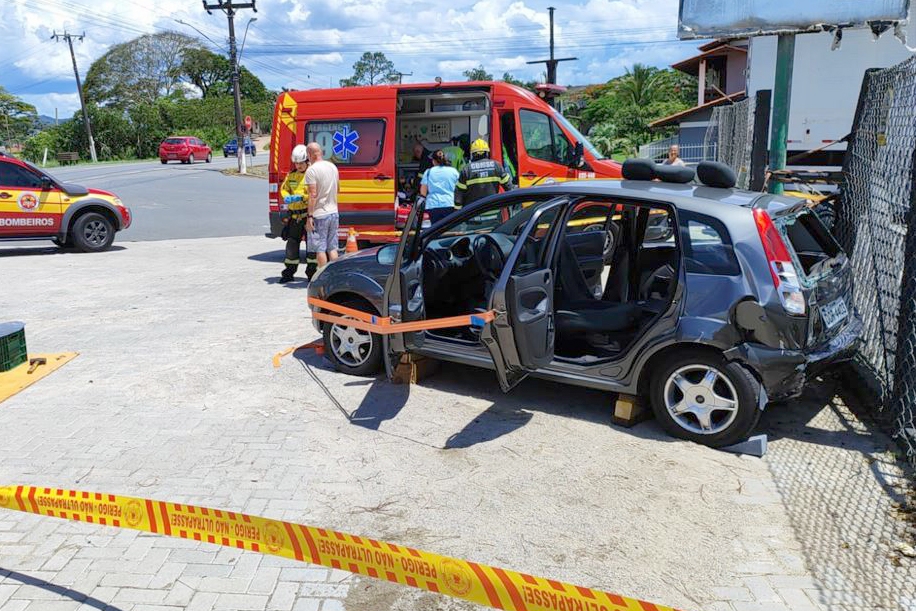 Carro roda na pista aps colidir contra veculo utilitrio, em Gaspar
