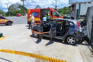 Carro roda na pista aps colidir contra veculo utilitrio, em Gaspar