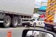 Carro  prensado entre dois caminhes na Rodovia Ivo Silveira, em Gaspar