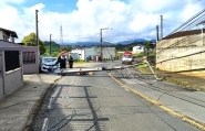 Carro derruba poste e homem fica ferido em acidente no Gaspar Mirim, em Gaspar 