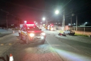 Acidente entre carro e moto deixa homem ferido na Avenida Frei Godofredo, em Gaspar