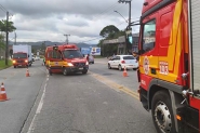 Piloto e garupa de moto so hospitalizados aps acidente em Gaspar 