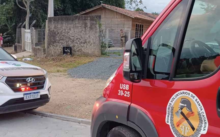 Homem  encontrado morto dentro de carro em Ilhota
