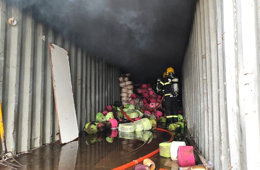 Container cheio de fios de algodo pega fogo no Centro de Gaspar