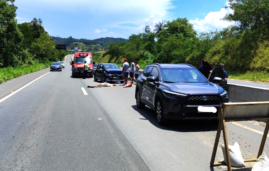 Gestante  levada ao hospital aps acidente entre carros na BR-470, em Gaspar 