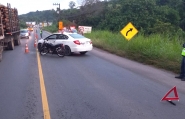 Sexta-feira comea com acidente entre carro e moto na Ivo Silveira, em Gaspar