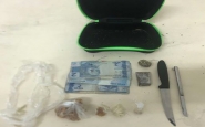 PM prende trs homens por trfico de drogas em casa no bairro Sete, em Gaspar