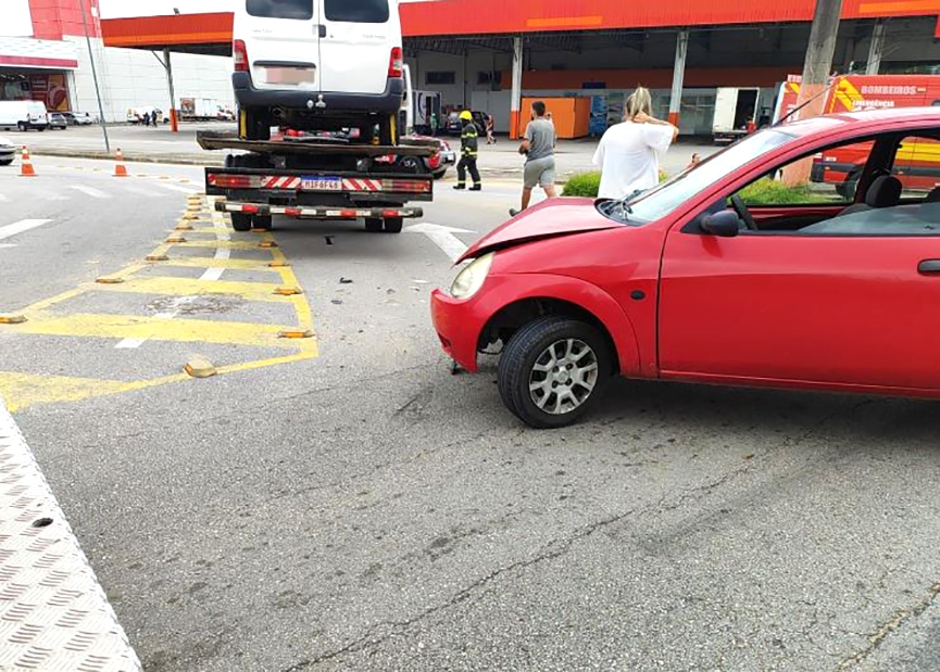 Carro e caminho colidem na Avenida Frei Godofredo, em Gaspar