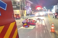 Carro e moto colidem em Gaspar e duas pessoas so levadas ao hospital 