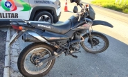 Coliso traseira entre carro e moto deixa homem ferido no Bateias, em Gaspar