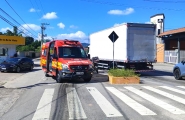 Caminho e moto colidem no bairro Bela Vista e homem  hospitalizado