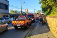Coliso entre carros e moto deixa piloto e carona feridos no Centro de Gaspar