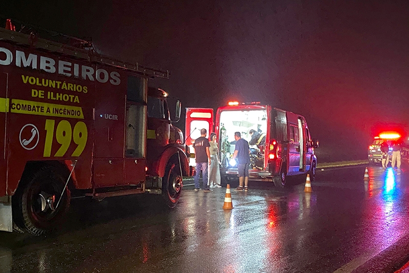 Acidente entre moto e caminho deixa homem ferido na BR-470, em Ilhota