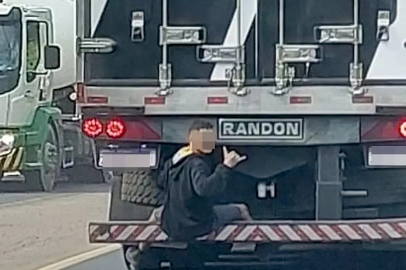 Jovem  flagrado sentado no para-choque de caminho em movimento na BR-470, em Blumenau
