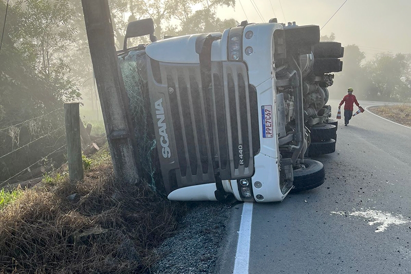 Tombamento de caminho deixa motorista ferido no Ba Central, em Ilhota