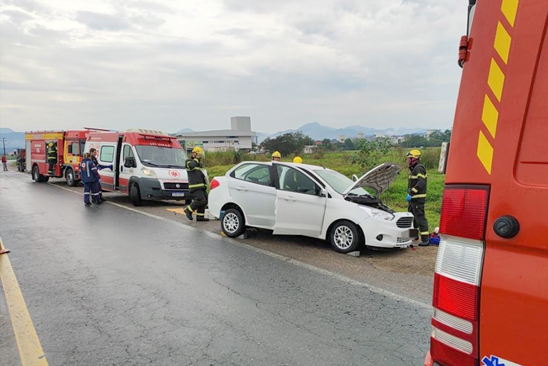 Coliso entre carro e caminho deixa idosa gravemente ferida no Sete de Setembro, em Gaspar