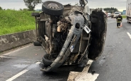 Van tomba aps acidente com carreta na BR-470, em Ilhota