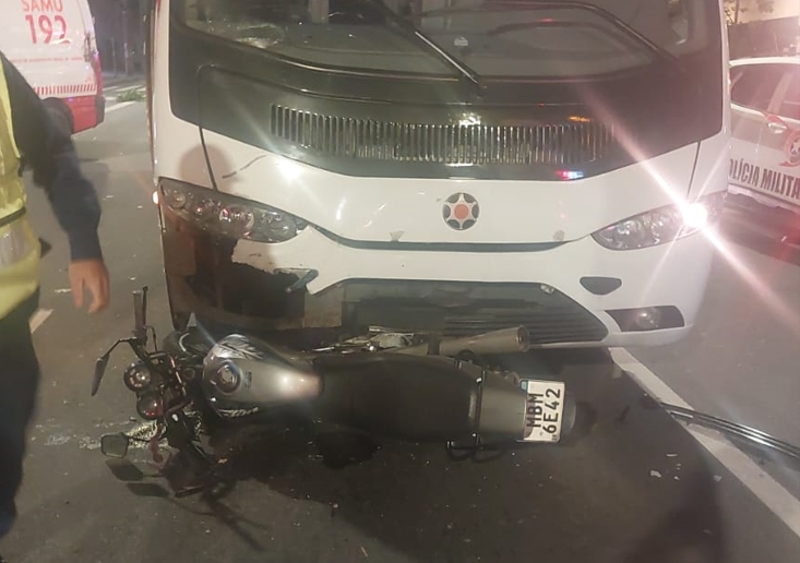 Homem fica inconsciente aps coliso frontal entre moto e nibus em Blumenau