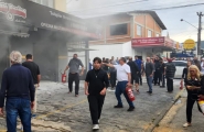 Duas pessoas ficam com corpos queimados aps loja de motos pegar fogo em Itaja