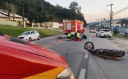 Moto fica destruda e homem  hospitalizado aps acidente no Figueira, em Gaspar