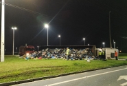 Caminho carregado de lixo reciclvel tomba em trevo em Gaspar