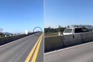 Veculo  flagrado em passarela de pedestres em cima da ponte de Ilhota