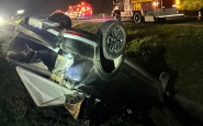 Carro e moto ficam destrudos e homem  hospitalizado aps acidente na BR-470, em Gaspar
