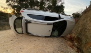Carro capota no bairro Minas, em Ilhota