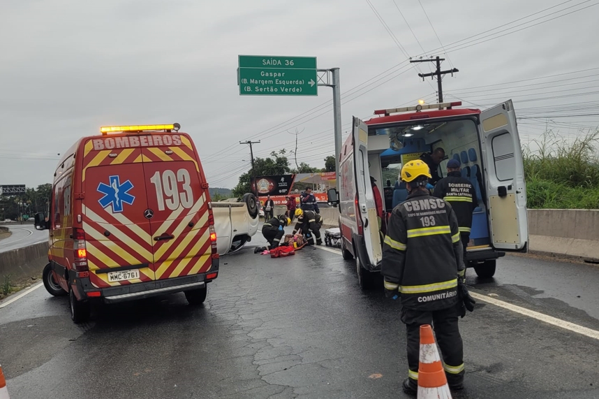 Coliso seguida de capotamento envolve trs veculos na BR-470, em Gaspar