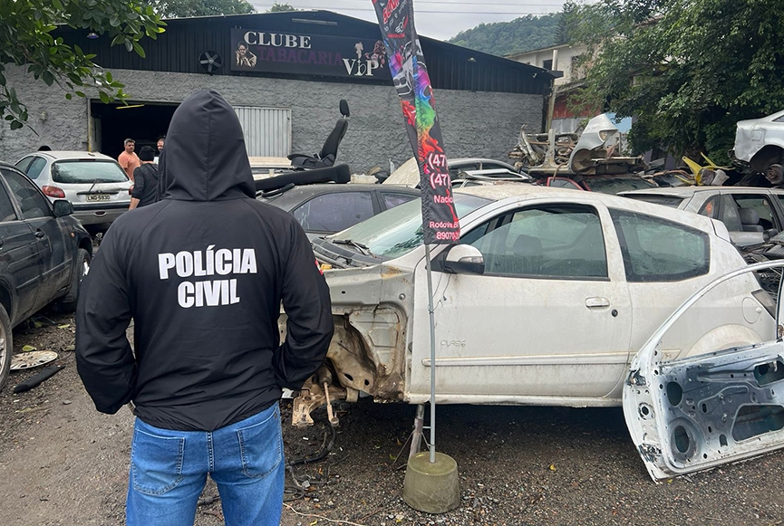 Trs homens so presos em ferro velho de Blumenau com peas de carro roubado em Navegantes