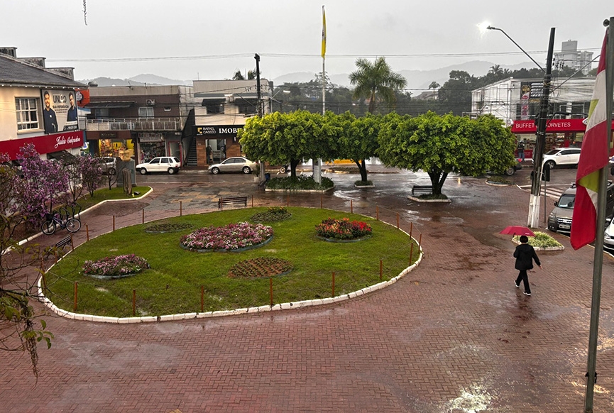 Previso de chuva persistente at domingo coloca Defesa Civil de Gaspar em estado de ateno