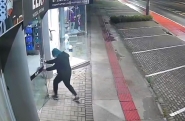 Vdeo mostra homem arrombando loja no Centro de Ilhota