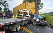 Mulher  hospitalizada aps acidente entre dois caminhes e trs carros em Blumenau