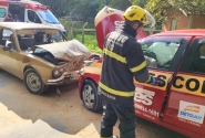 Coliso frontal entre carros  registrada no bairro Gaspar Alto, em Gaspar
