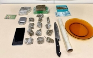 Jovem que vendia drogas pelo WhatsApp  preso em flagrante em Gaspar; usurio foge para rea de mata 