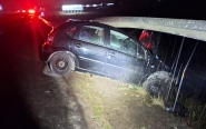 Motorista de Gaspar  hospitalizado aps colidir veculo contra carro e guard rail em Itaja
