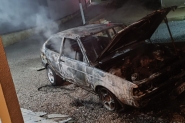 Carro  completamente destrudo por incndio em Ilhota; casa e outro veculo quase foram atingidos