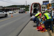 Piloto de moto  hospitalizado aps coliso com carro na Ivo Silveira, em Gaspar